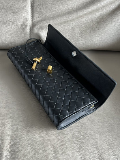 Anna Geflochtene Clutch